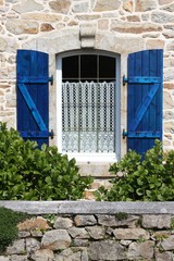 fen&ecirc;tre et volets bleus en bretagne,finist&egrave;re,