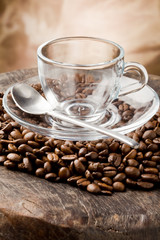 Obraz premium Tazza di Vetro su chicchi di caffè