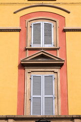 Fototapeta na wymiar Włochy - okna w Modenie