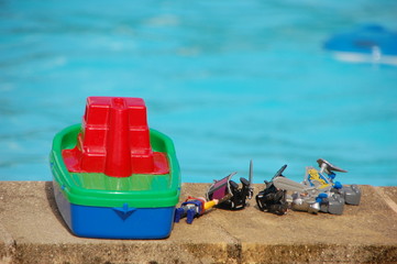 Les jouets au bord de l'eau