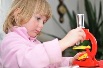 Kleinkind mit Mikroskop