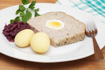 Hackbraten,Salzkartoffeln,Rotkohl