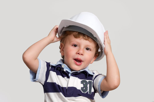 bambino con caschetto muratore