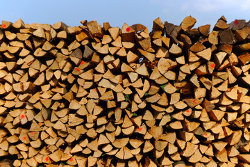 Brennholz gestapelt