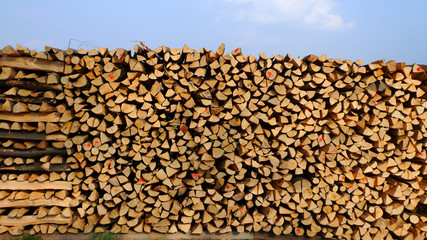 Brennholz gestapelt