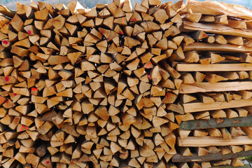 Brennholz gestapelt