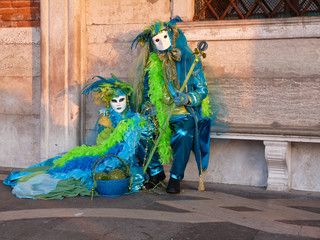 Fototapeta na wymiar Carnaval de Venise couple masque blanc et vert