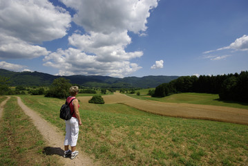 Frau blickt skeptisch zu den Wolken