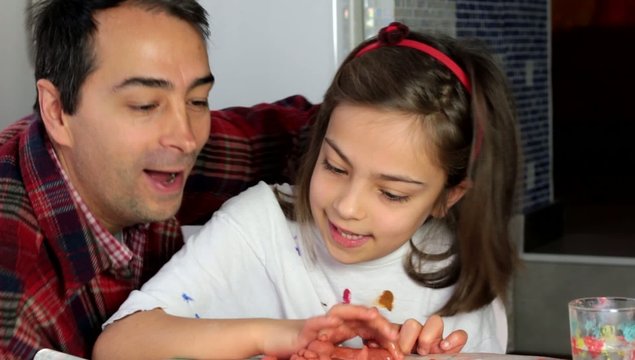 encourag&eacute;e par son papa