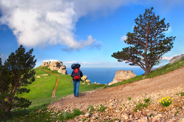 Obraz premium Hiker in mountains over the sea