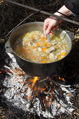 Fototapeta na wymiar Przygotowywania potraw na ognisku