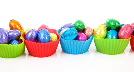 Fototapeta na wymiar colorful bowls with easter eggs over white background