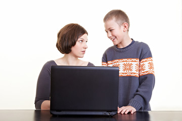 Sohn hilft seiner Mutter am Computer