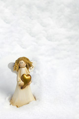 Weihnachtsengel im Schnee