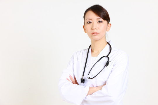 young japanese female doctor of eager expression/真剣な医師
