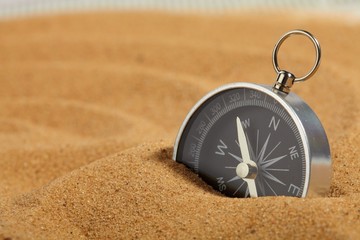 Fototapeta na wymiar compass in sand