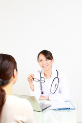 Fototapeta premium young japanese female doctor sees a patient/診察する医師