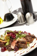 Beef with grapefruit and rucola salad