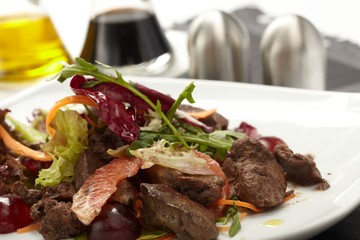 Beef with grapefruit and rucola salad