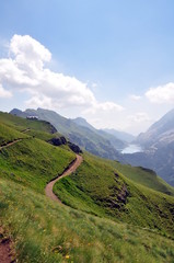 Auf dem Dolomiten Höhenweg zum Fedaija Stausee