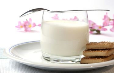 latte, biscotti  e fiori di pesco