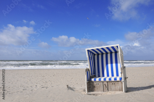 "einsamer strandkorb an strand nordsee ostsee" Stockfotos und