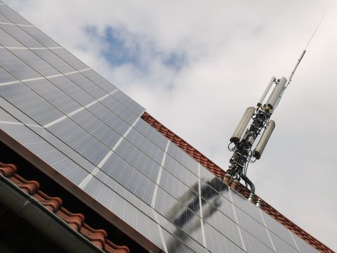 Solarzellen und Sendemast auf dem Dach