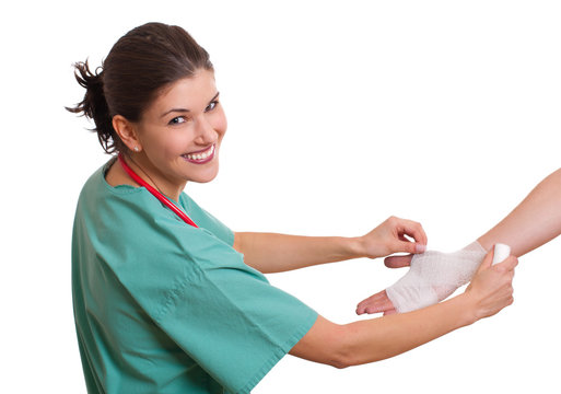 Krankenschwester verbindet Hand