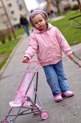 Obraz premium bébé jouant avec poussette