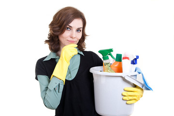 Frau mit Eimer voller Reinigungsmittel
