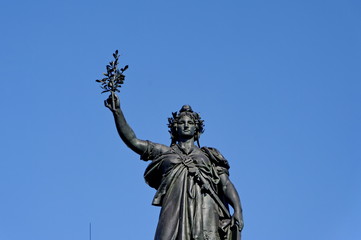 Fototapeta na wymiar Marianne trzyma gałązkę oliwną. Republic, Paris.