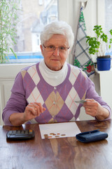 Arme alte Frau