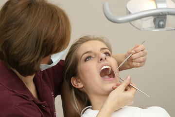 Junge Frau beim Zahnarzt