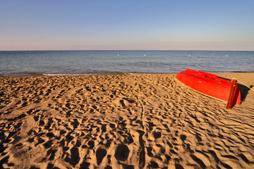 SPIAGGIA CON BARCA ROSSA