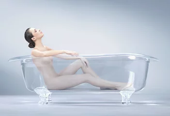 Poster brunette beauty takes a bath © konradbak