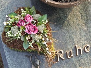Grabschmuck