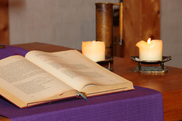 Bibel auf Altar in evangelischer Kirche