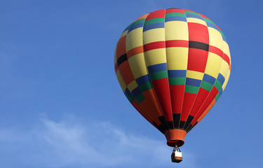 Fototapeta premium Pojedynczy kolorowy balon na ogrzane powietrze w powietrzu