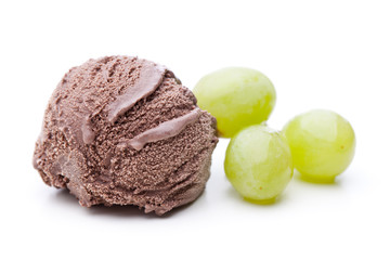 Schokoladeneis und ein paar grüne Traube