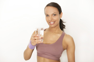 Frau mit Wasserglas