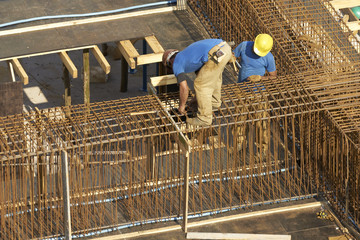 Baurbeiter beim Flechten der Bewehrungskörbe