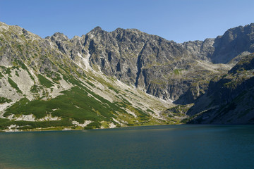 jezioro i skalista góra
