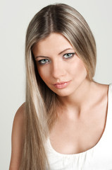 Naklejka premium Portrait of young girl