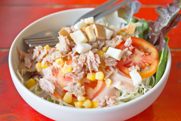 Tuna salad with vegetables