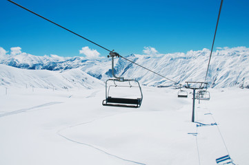 Fototapeta na wymiar Krzesła Wyciąg narciarski na jasny dzień zimy