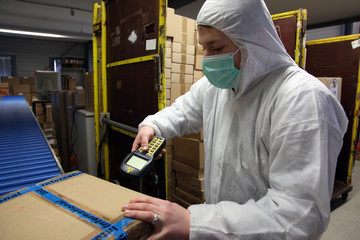 Fukushima - Paketkontrolle auf Radioaktivität mit Geigerzähler