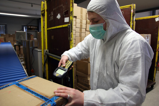 Fukushima - Paketkontrolle auf Radioaktivit&auml;t mit Geigerz&auml;hler