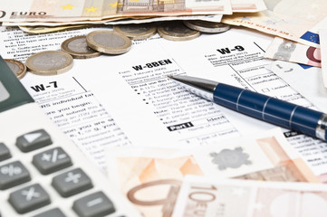 Obraz premium Tax form and money