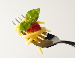 forchetta con spaghetti pomodoro e basilico