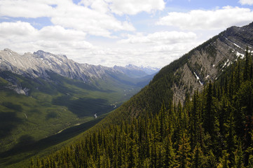 Fototapeta premium Cable car up Sulphur Mountain in Banff Albert Canada